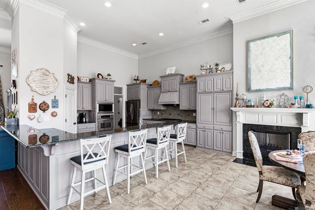 12351 Oak Brook Dr, Geismar, LA 70734