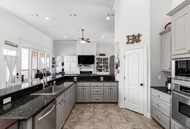 12351 Oak Brook Dr, Geismar, LA 70734