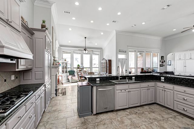 12351 Oak Brook Dr, Geismar, LA 70734