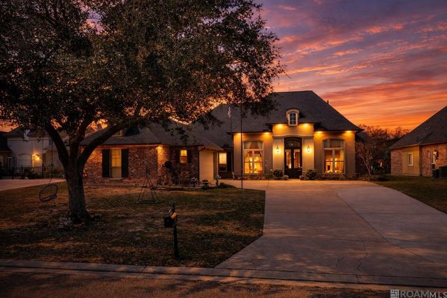 12351 Oak Brook Dr, Geismar, LA 70734
