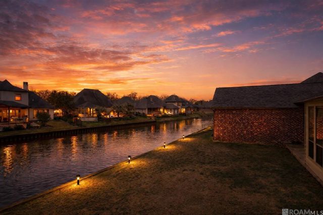 12351 Oak Brook Dr, Geismar, LA 70734