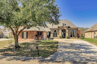 12351 Oak Brook Dr, Geismar, LA 70734