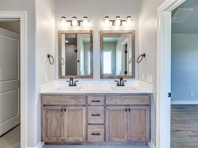 7712 Three Woods Lane, Yukon, OK 73099