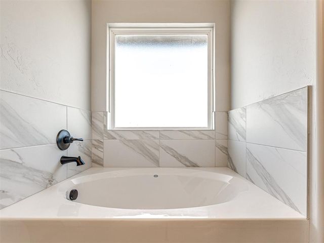 7712 Three Woods Lane, Yukon, OK 73099