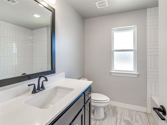 7712 Three Woods Lane, Yukon, OK 73099