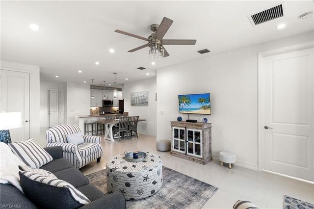 7437 Rockefeller DR, Naples, FL 34119