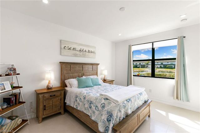 7437 Rockefeller DR, Naples, FL 34119