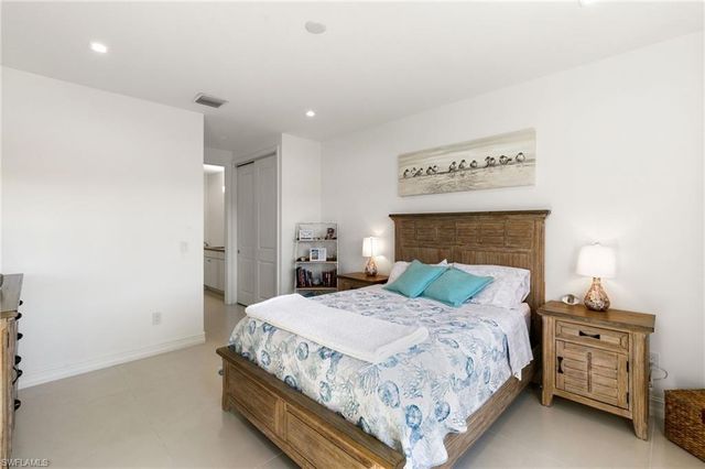 7437 Rockefeller DR, Naples, FL 34119