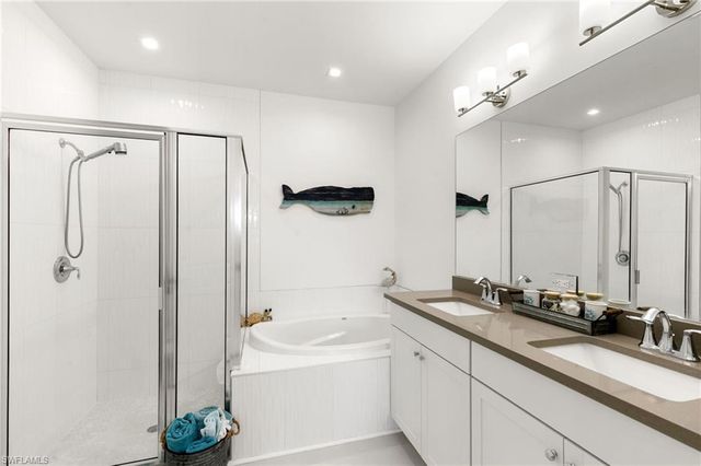 7437 Rockefeller DR, Naples, FL 34119