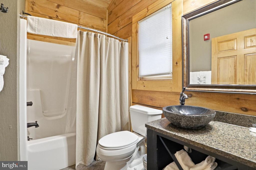Image 4 of property listing at 315 CABIN LODGE RD, Mc Henry, MD 21541