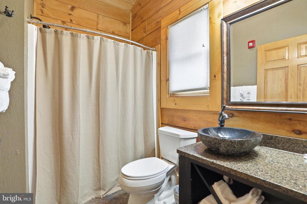 Image 6 of property listing at 315 CABIN LODGE RD, Mc Henry, MD 21541