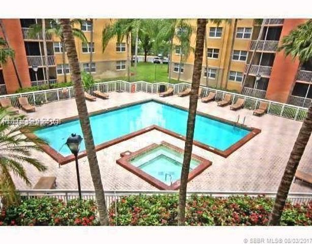 8363 Lake Dr 102, Doral, FL 33166