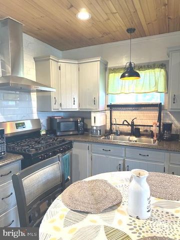 15 FAIRVIEW AVE, Leola, PA 17540