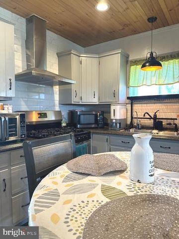 15 FAIRVIEW AVE, Leola, PA 17540