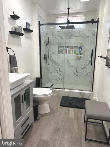 15 FAIRVIEW AVE, Leola, PA 17540