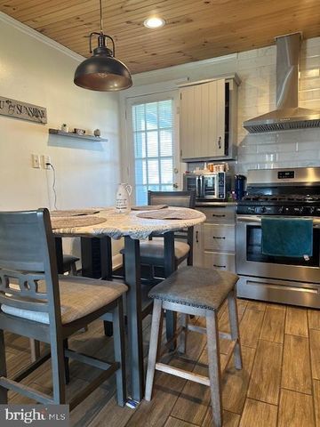 15 FAIRVIEW AVE, Leola, PA 17540