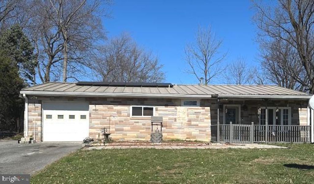 15 FAIRVIEW AVE, Leola, PA 17540