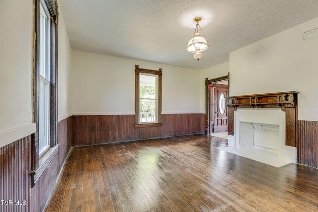 1604 Broad Street, Elizabethton, TN 37643