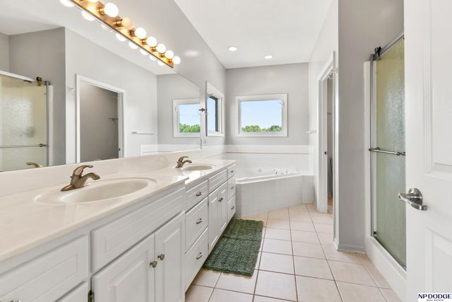 13705 Tregaron Drive, Bellevue, NE 68123
