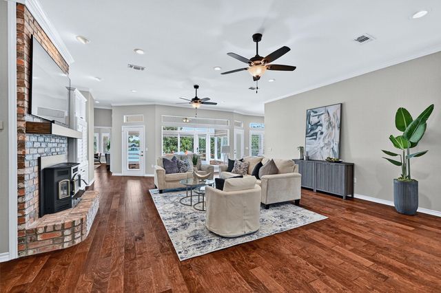 214 Kiowa Drive E, Lake Kiowa, TX 76240