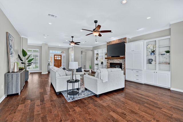 214 Kiowa Drive E, Lake Kiowa, TX 76240