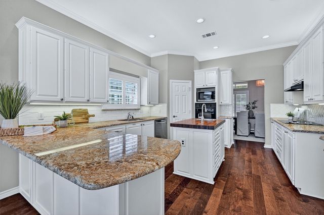 214 Kiowa Drive E, Lake Kiowa, TX 76240