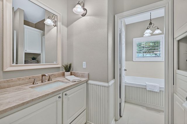 214 Kiowa Drive E, Lake Kiowa, TX 76240