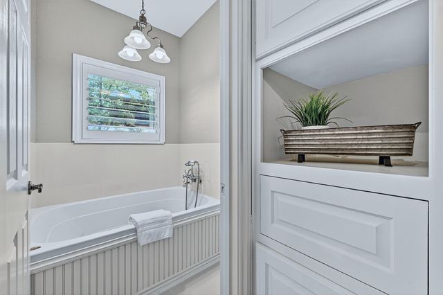 214 Kiowa Drive E, Lake Kiowa, TX 76240