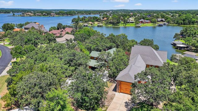 214 Kiowa Drive E, Lake Kiowa, TX 76240