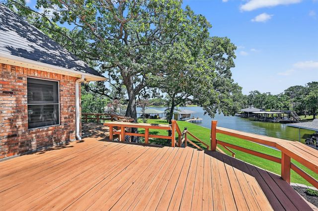 214 Kiowa Drive E, Lake Kiowa, TX 76240