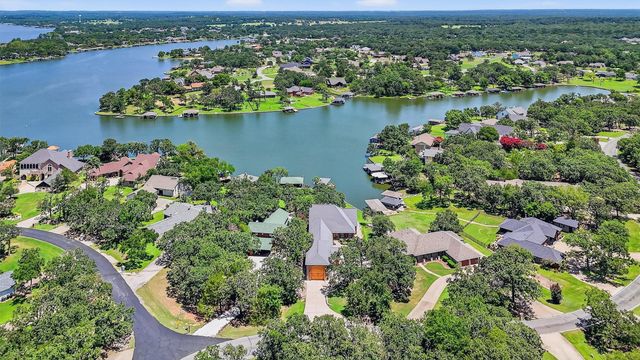 214 Kiowa Drive E, Lake Kiowa, TX 76240