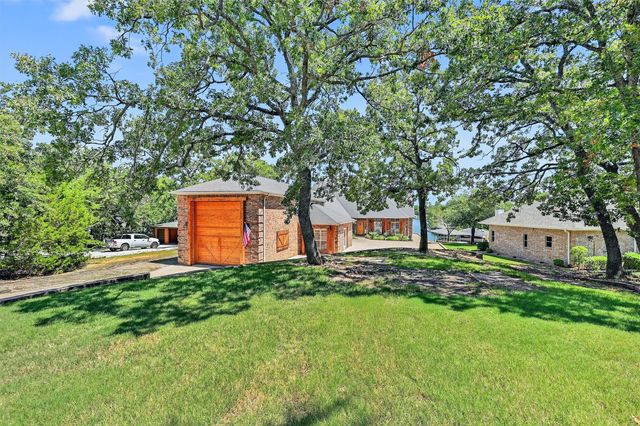 214 Kiowa Drive E, Lake Kiowa, TX 76240
