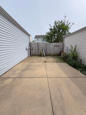 1066 Four Seasons Boulevard, Aurora, IL 60504