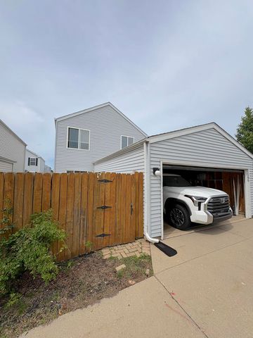 1066 Four Seasons Boulevard, Aurora, IL 60504