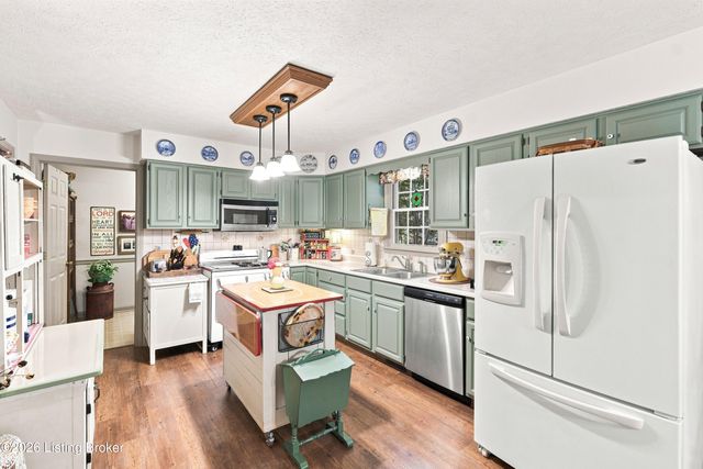 1700 Oak Grove Dr, New Albany, IN 47150