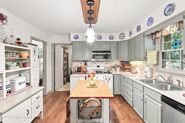1700 Oak Grove Dr, New Albany, IN 47150