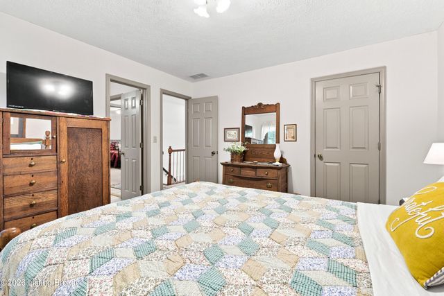 1700 Oak Grove Dr, New Albany, IN 47150