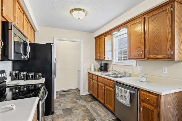 613 Corinth Ct, Clarksville, TN 37040