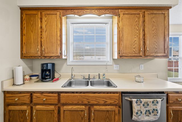 613 Corinth Ct, Clarksville, TN 37040