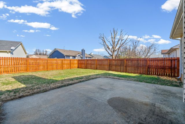 613 Corinth Ct, Clarksville, TN 37040