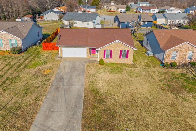 613 Corinth Ct, Clarksville, TN 37040