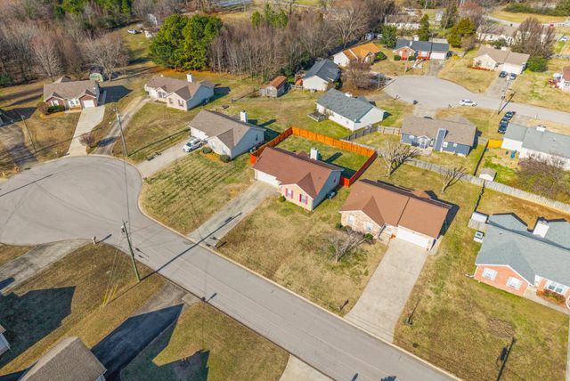 613 Corinth Ct, Clarksville, TN 37040