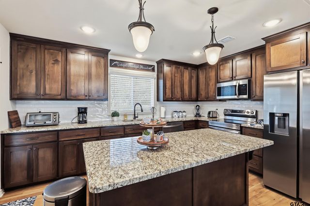 135 Brenlind Ln, Mineola, TX 75773