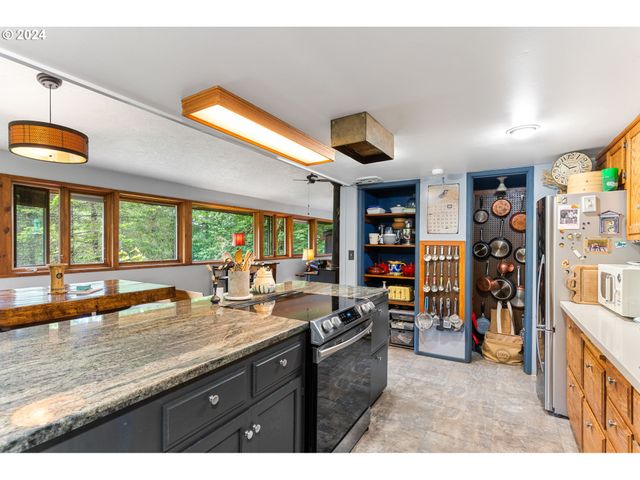 12251 Sw EAST CREEK Rd, Willamina, OR 97396