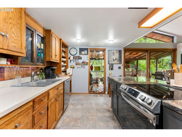 12251 Sw EAST CREEK Rd, Willamina, OR 97396