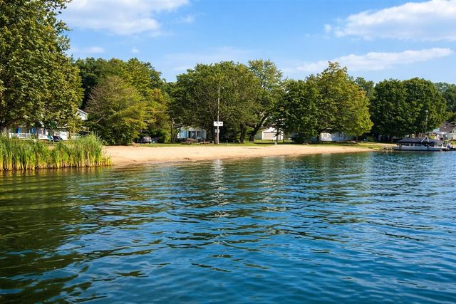 11637 Algonquin Drive, Pinckney, MI 48169