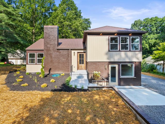 939 McKellar Dr, Tullahoma, TN 37388