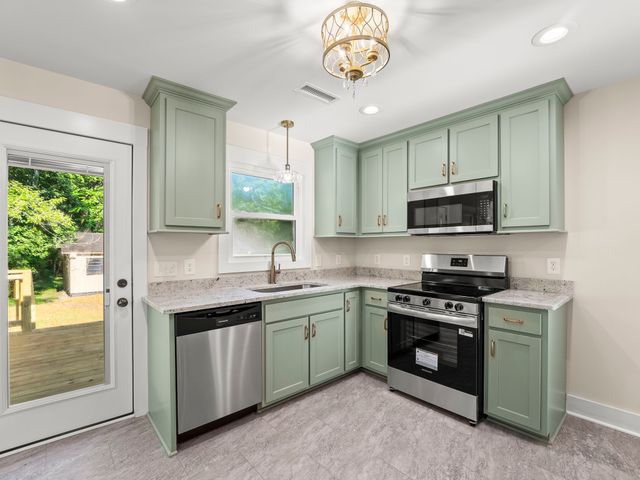939 McKellar Dr, Tullahoma, TN 37388