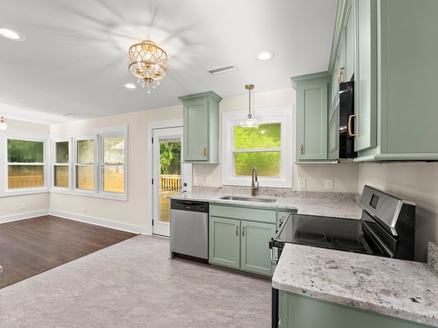 939 McKellar Dr, Tullahoma, TN 37388