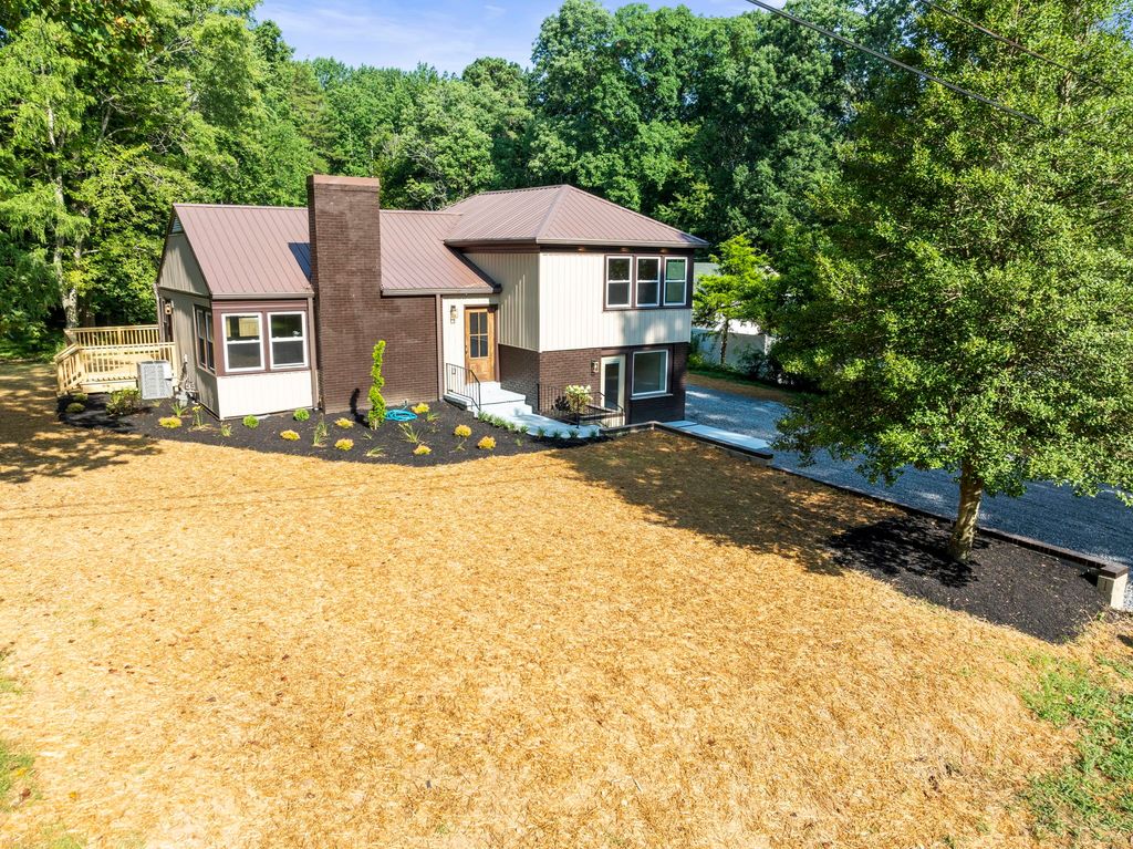 939 McKellar Dr, Tullahoma, TN 37388
